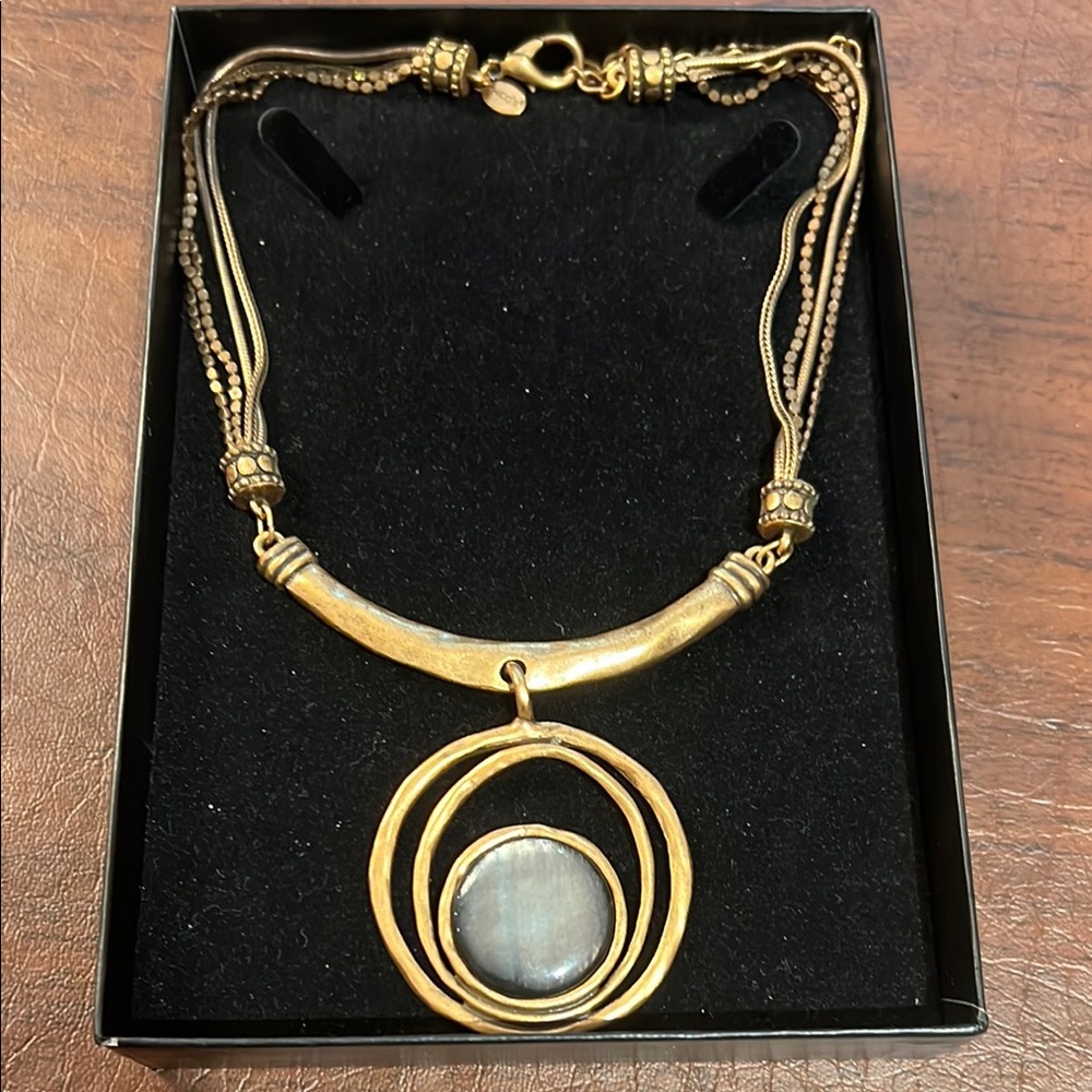 Elegant Gold Pendant Necklace